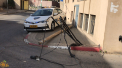  بالصور: شاحنة تصطدم بعامود كهرباء بيافا دون وقوع اصابات 