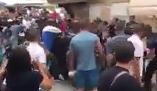 شاهد: شجار عنيف بين شبان في البلدة القديمة بعكا والشرطة تتدخل 