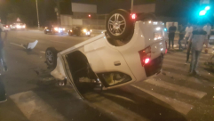 بالفيديو: اصابة شخص بإنقلاب مركبة في مفرق اللد والرملة