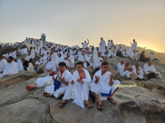 حجاج بيت الله الحرام يؤدون الركن الأعظم للحج في جبل عرفات