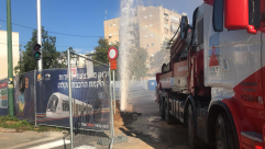 بالفيديو: انفجار أنبوب مياه رئيسي في شارع شديروت يروشلايم بيافا