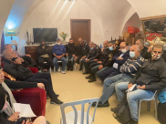 فيديو: بمشاركة واسعة - اجتماع هام لبحث محاولة تهجير أهالي مدينة يافا 