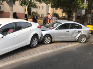 بالصور: شاحنة تصطدم بعدة مركبات في مدينة يافا دون اصابات