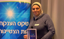 بالفيديو: شبكة عمال تمنح شهادة تقدير للمربية اميرة عاشور