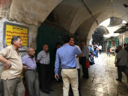 صور: المصلون يعتصمون في شارع الواد بعد اجبارهم على مغادرة محيط باب المجلس بالقدس