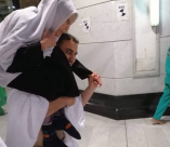 شاب من غزة يُثير الإعجاب بتصرفه مع جدته أثناء أداء مناسك العُمرة