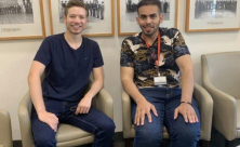 نجل نتنياهو ينشر صورته مع المُدون السعودي والأخير يصفه بـ"أعز الأصدقاء"