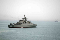 7 قطع بحرية إيرانية تعترض سفينة أمريكية