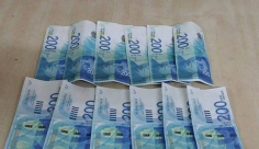  اعتقال مشتبه من الرملة حاول الدفع بعملة مزوّرة في احد المجمعات التجارية باشدود