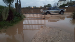 صور: دهمش والمعاناة التي لا نهاية لها - مياه الأمطار تحاصر القرية وتعزلها عن باقي المناطق