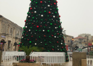 صور: وضع اللمسات الأخيرة على شجرة عيد الميلاد بيافا