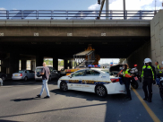  بالصور: للمرة الثالثة - رافعة تصطدم بجسر في شارع ايالون ولا أنباء عن اصابات 