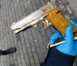  الشرطة: اعتقال قاصر "17 عاماً" في الرملة بشبهة حيازة مسدس 