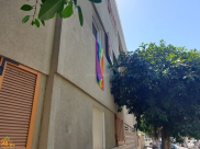 رفع علم لمثليي الجنس في حي النزهة بيافا والسكان يتذمرّون 