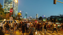  فيديو: مواطنون من يافا، اللد والرملة عالقون في الطرقات بسبب احتجاجات الاثيوبيين 