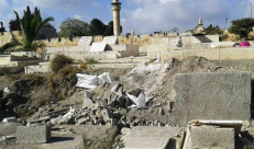 فيديو - هدم قبور اسلامية في مقبرة باب الرحمة الملاصقة لسور الأقصى 