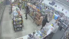  لصان يدخلان سوبرماركت للسرقة فيدخل لصّ ثالث - شاهد ماذا حصل