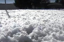 بالفيديو : رغوة مجهولة تغمر احد شوارع كاليفورنيا