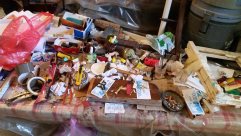 بالصور: الشرطة تعتقل مشتبها من الجواريش بحيازة اسلحة وتزييف عملات نقدية 