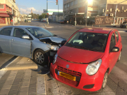 بالصور: اصابة طفيفة لشخصين بحادث بين مركبتين في يافا 