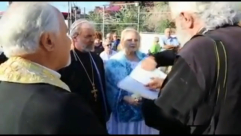  فيديو: شجار داخل الكنيسة في كفركنا - راهب يلقي الكتاب المقدس أرضاً 