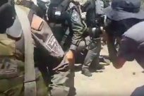 بالفيديو: القوات الاسرائيلية تعتدي على المصلين في باب الاسباط وتعتقل شابين