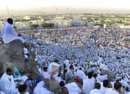 توافد الحجاج على عرفات لأداء الركن الأعظم