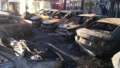  بالصور: فجر اليوم - حريق يلتهم عشرات المركبات في موقف للسيارات باللد