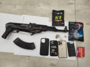  اللد: ضبط سلاح "كلاشينكوف" ومخدرات واعتقال 4 مشتبهين