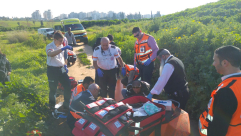 صور: اصابة شخصين احداهما خطرة بحادث تراكتورون في منطقة زراعية قرب الرملة