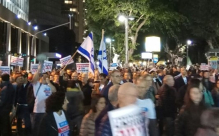 الالاف يتظاهرون في تل أبيب ويطالبون باستقالة الحكومة الليلة الماضية