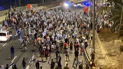 فيديو: الشرطة تفرّق المتظاهرين في شارع 20 بخراطيم المياه