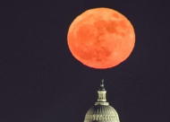  ظاهرة فلكيّة لا تتكرّر كثيراً .. "القمر الذئب" يتوسط السماء