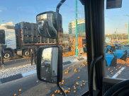  انقلاب شاحنة محملة بالبرتقال قرب اللد دون اصابات 