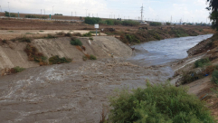 فيديو: وادي اللد يفيض بمياه الأمطار ويهدد منازل المواطنين في حي الواحة الخضراء