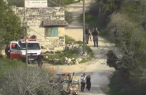 فيديو - جنود يلقون قنبلة على زوجين يحملان طفلا