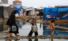 الحرب على غزة: غرق خيام نازحين بالقطاع وهجمات على بيت لاهيا والنصيرات