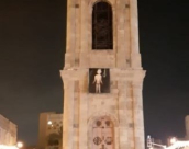 صورة أسير ومشنقة على برج الساعة في مدينة يافا