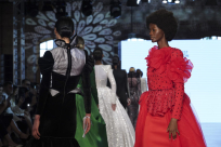 مصممة الأزياء اليافاوية سينين خروب تُبدع بادخال الكوفية الفلسطينية في تصميماتها 