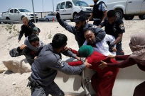 العليا الاسرائيلية تجمد قرار اوامر الهدم في الخان الاحمر