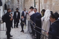 شاهد -  عشرات المستوطنين يقتحمون المسجد الاقصى المبارك