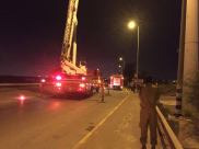 بالصور: رجل يهدد بالانتحار قفزاً من فوق عامود قرب مدينة اللد