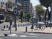 فيديو: الشرطة تُغلق مقطعاً من شارع سلمة لمعالجة جسم مشبوه 