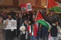 صور: أهالي يافا يصرخون نصرة لغزة في وقفة احتجاجية للمرة الثالثة بدوار الساعة