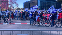 احتجاجاً على إضعاف القضاء: تظاهرات وإغلاق طرقات وشجارات عنيفة