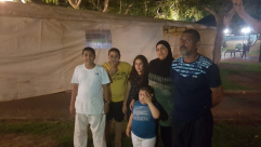  فيديو: عائلة يافية تُلقى في الشارع وتنصب خيمة للمبيت فيها احتجاجا على ازمة السكن 