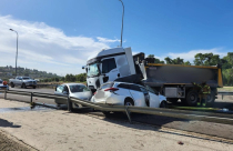 مصرع سيدة (40 عامًا) بحادث طرق بين مركبة وشاحنة في المركز