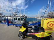 انقاذ شخص انقلب قاربه مقابل شواطئ تل أبيب 