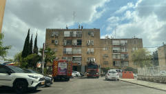 الرملة: انقاذ عامل علق على سطح منزل 