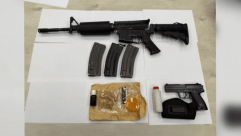 الشرطة تضبط أسلحة ومعدات قتالية خلال عملية تفتيش في مدينة اللد 